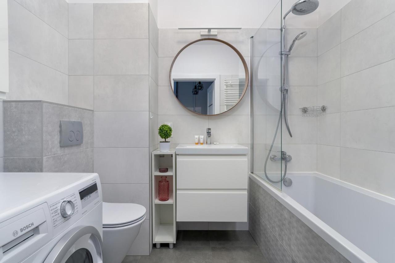 Stylish & Comfy Garbary Apartments With Parking By Noclegi Renters Poznan Exterior photo