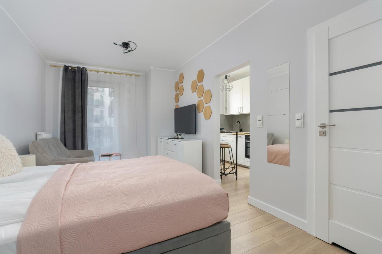 Stylish & Comfy Garbary Apartments With Parking By Noclegi Renters Poznan Exterior photo