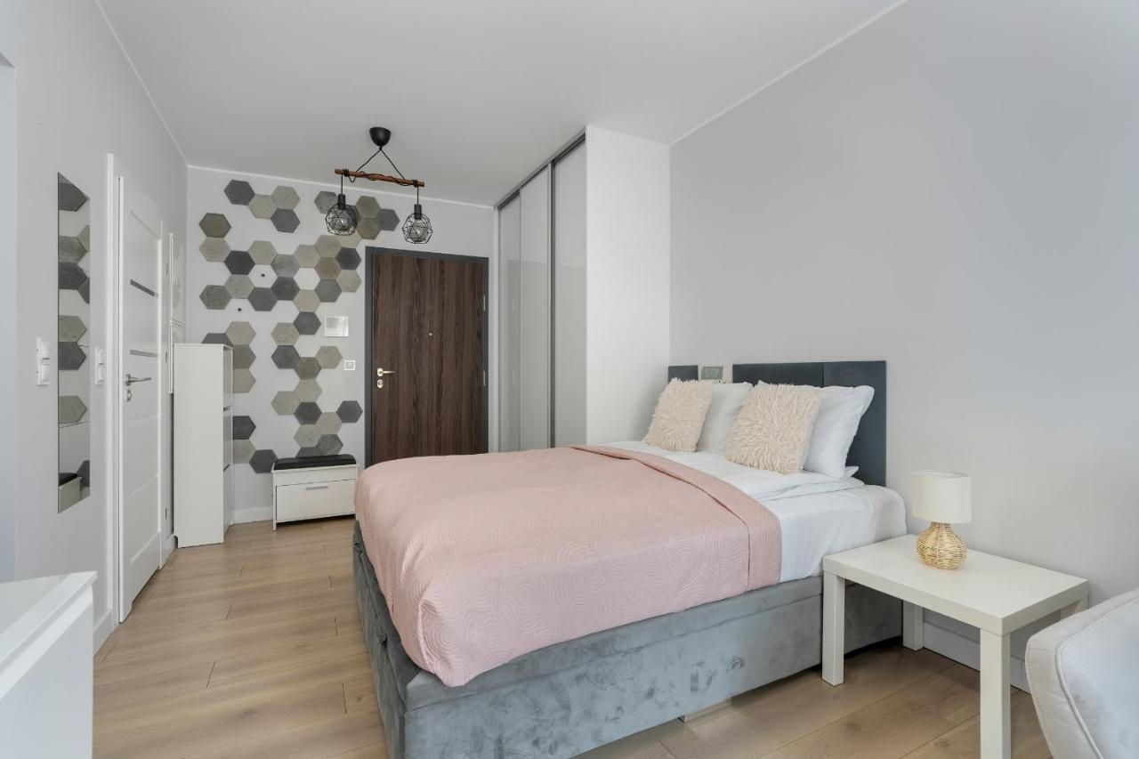 Stylish & Comfy Garbary Apartments With Parking By Noclegi Renters Poznan Exterior photo
