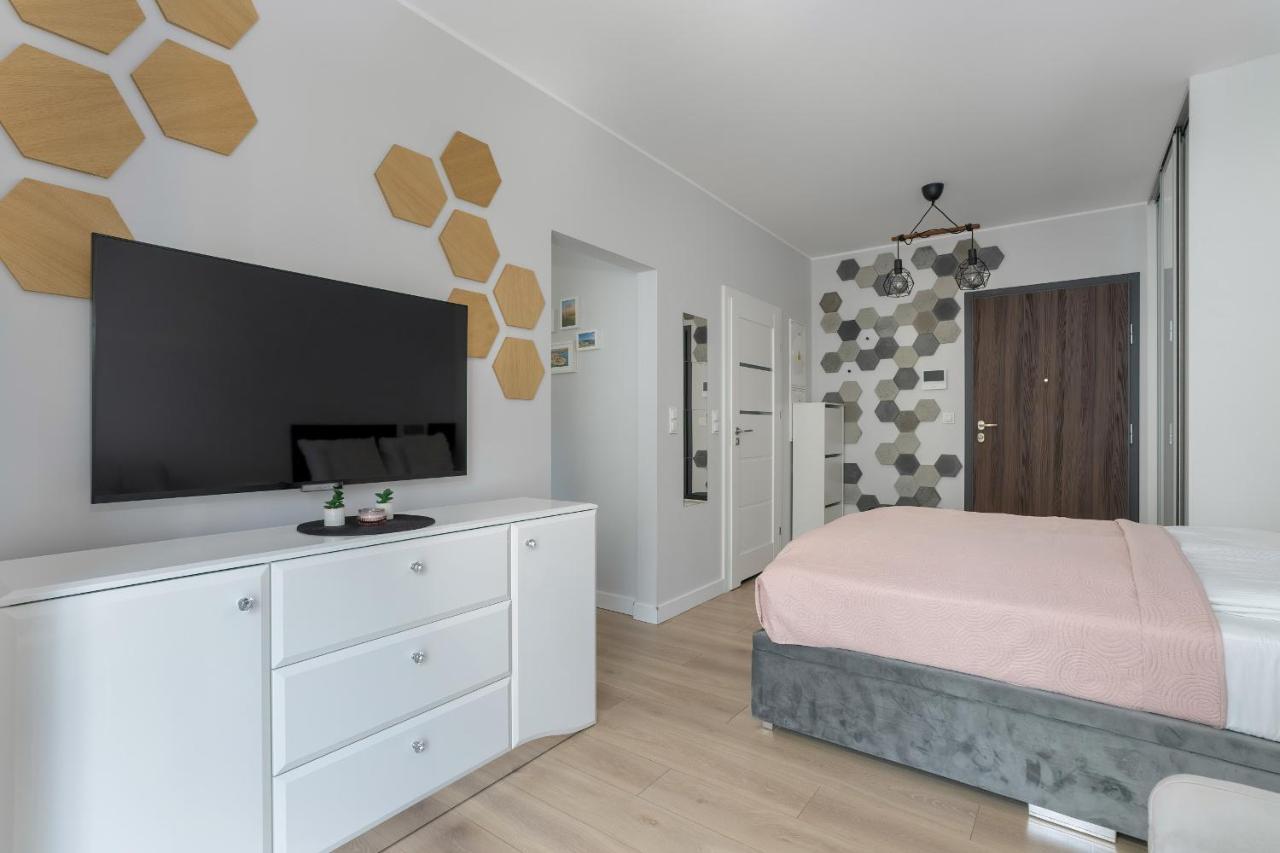 Stylish & Comfy Garbary Apartments With Parking By Noclegi Renters Poznan Exterior photo