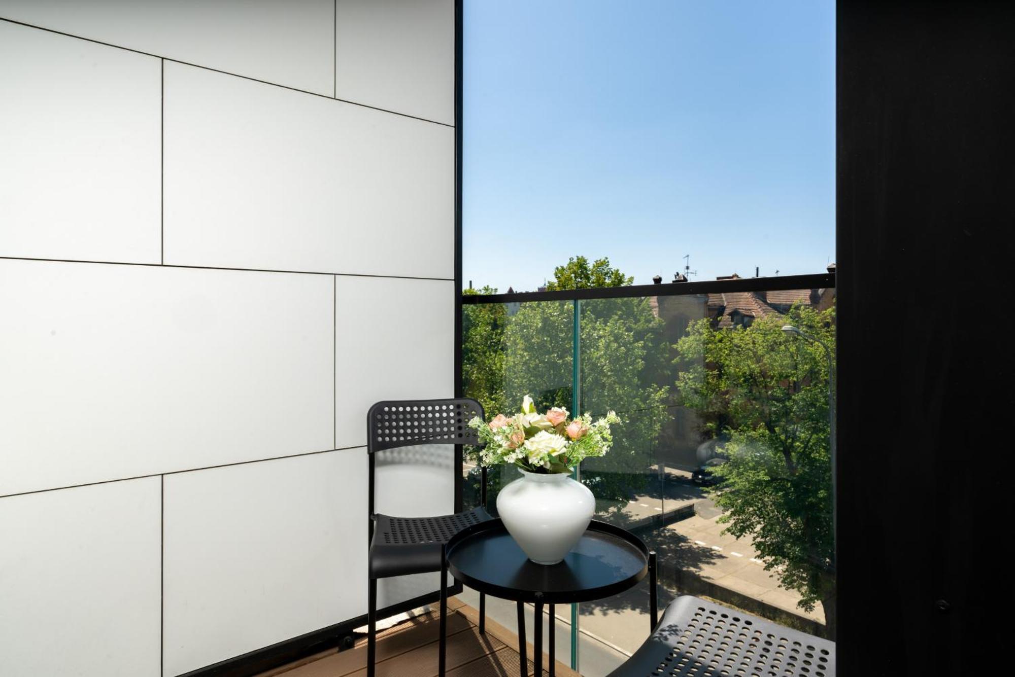 Stylish & Comfy Garbary Apartments With Parking By Noclegi Renters Poznan Exterior photo